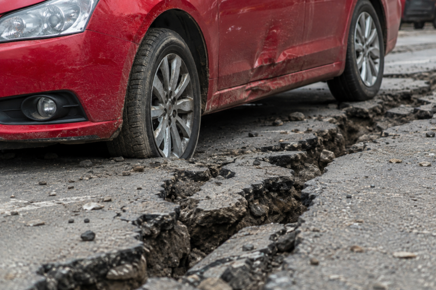 Carro danificado por sismo. Crédito: Foto AI