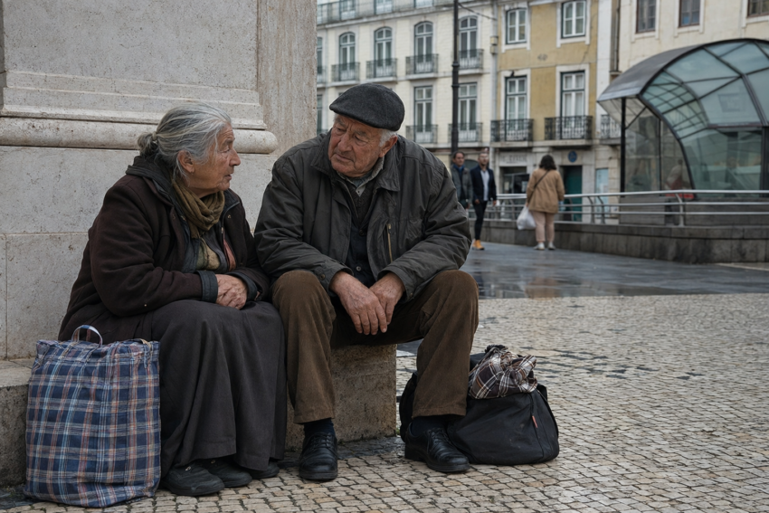 Casal de idosos na rua. Crédito: Foto AI