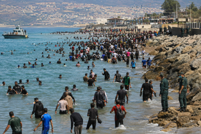 Migrantes a entrar ilegalmente em Ceuta. Crédito: Foto AI