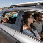 Nem defeito nem avaria: há uma razão para o vidro traseiro do carro não baixar todo (e não é por segurança)