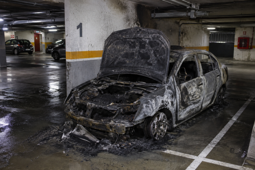 Carro em garagem após incêndio. Crédito: Foto AI