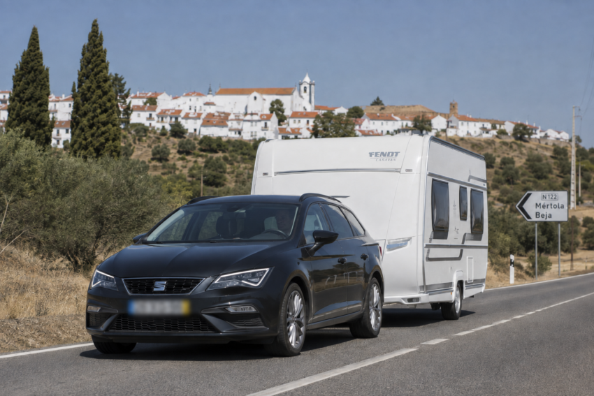 Carro com caravana. Crédito: Foto AI
