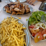 “O verdadeiro sabor da Guia”: nesta churrasqueira algarvia da EN125 ainda pode comer “excelente frango à Guia” por 6,50€