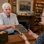 “Não vamos permitir que volte a sair”: reformado de 77 anos devolve livro com 150 anos de atraso e calculam que a multa ultrapassaria os 17.000 euros