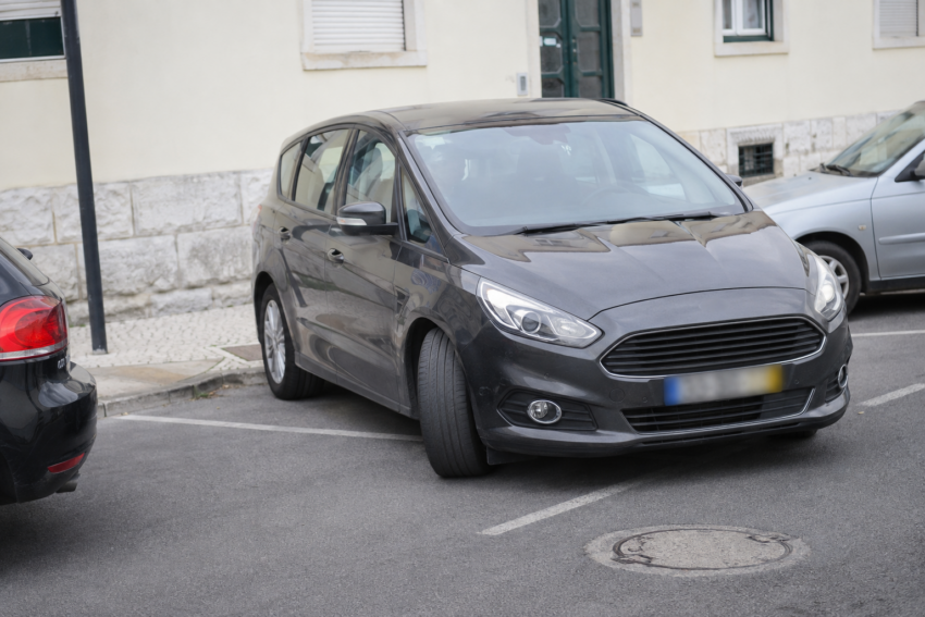 Carro em manobra de estacionamento. Crédito: Foto AI