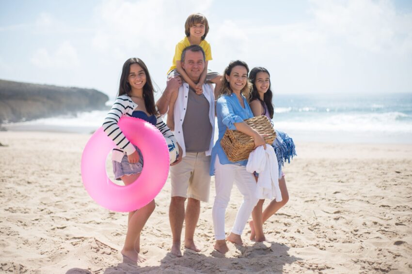 Família na praia. Crédito: Kampus Production/Pexels