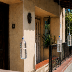 Já viu garrafas de água penduradas à porta ou na varanda? Saiba por que há quem o faça para evitar um problema comum