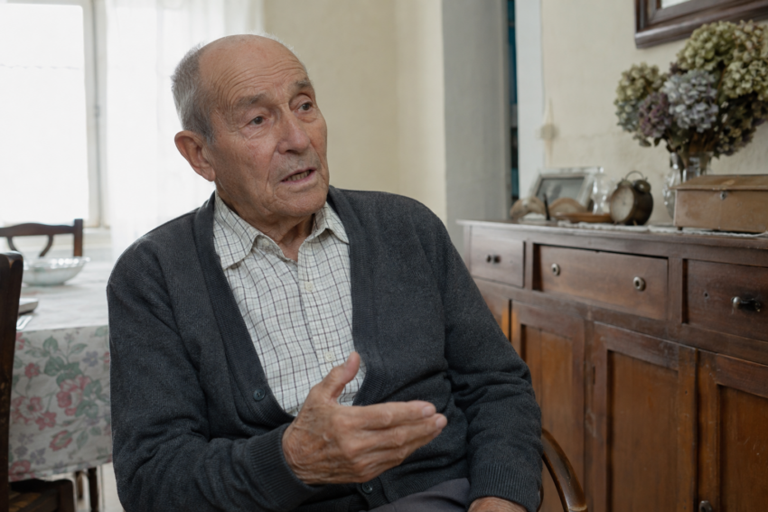 Homem idoso a falar. Crédito: Foto AI