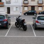 Saiba o que diz o Código da Estrada sobre motas estacionarem no ‘lugar’ dos carros