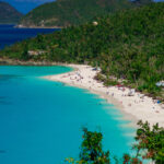 Norte-americanos elegeram esta praia paradisíaca como a melhor do mundo pela tonalidade da água e paisagem envolvente