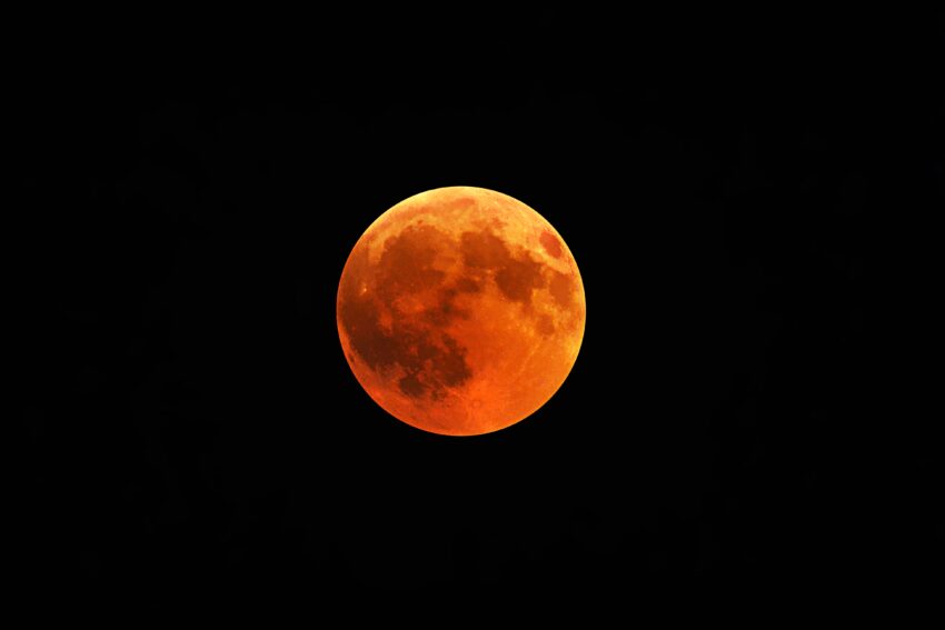 Lua vermelha. Crédito: Magnific