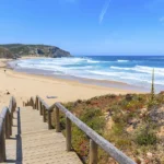 Luís Figo tem casa em Albufeira mas descobriu esta praia a 80 km para estender a toalha e ter sossego
