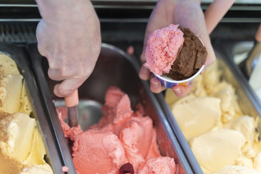 Preparação de um gelado de copo.