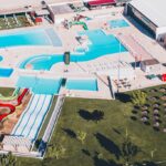 Nem Aquashow nem Slide & Splash: neste parque aquático com escorregas e piscina de ondas o bilhete de adulto custa 16€ em agosto