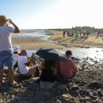 Eclipse solar levou centenas de pessoas à praia do Arraial em Tavira