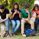 Alunos que entram mais cedo nas redes sociais obtêm piores resultados escolares