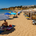 “Não houvesse chapéus à frente dos toldos, não cabia toda a gente na praia”: ‘corrida’ por lugar nas praias continua a marcar o verão no Algarve