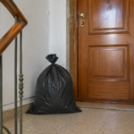 Pode deixar o saco do lixo à porta de casa? Saiba o que diz a lei portuguesa para quem vive num condomínio