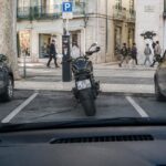 Chegou ao estacionamento e o único lugar livre estava ocupado por uma mota?  Muitos condutores ficam furiosos, mas a lei é clara