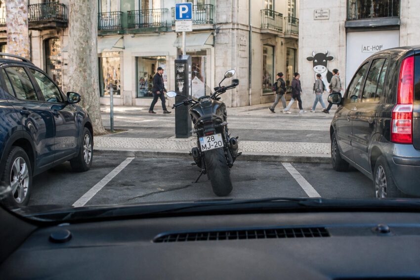 Moto estacionada. Crédito: Magnific AI