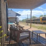 “Ficámos apaixonados”: casal transforma este antigo armazém ferroviário no Algarve num alojamento junto aos carris
