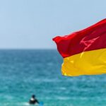 Muitos banhistas não reparam nas bandeiras com riscas vermelha e amarela que se colocam aos pares nas praias: saiba o que significam