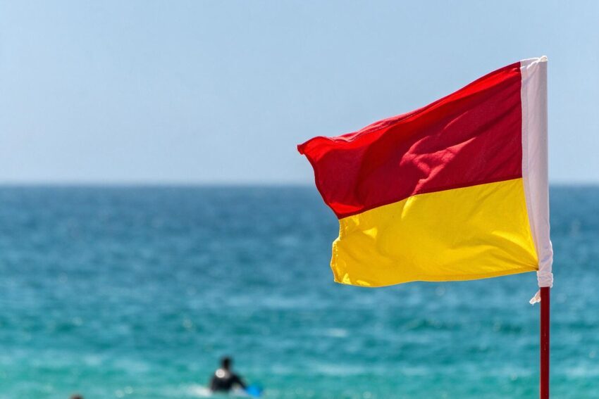 Bandeira às riscas vermelha e amarela.