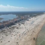 Esta praia portuguesa que fica entre o mar e uma lagoa tem Bandeira Azul desde 1987 e é ideal para fugir das multidões