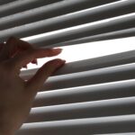 “Baixe as persianas antes desta hora e poupará 25% no ar condicionado”: especialista revela truque simples para reduzir a fatura da luz