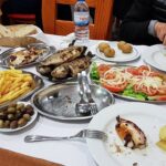 “Ao meio-dia já costuma haver fila”: casal descobre este restaurante no Algarve onde se come peixe grelhado “sem limite” por 14€