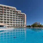 Neste resort no Algarve pode comer tudo o que quiser 24 h por dia e uma noite custa 112€ para duas pessoas se reservar para esta data