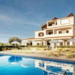 Vem aí um fim de semana prolongado e pode passá-lo neste hotel no Algarve por menos de 150€