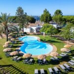 Este hotel do grupo Pestana no Algarve fica a 7 minutos da praia e uma noite para duas pessoas pode custar menos de 100€