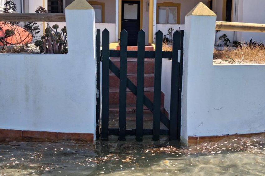 Água à porta de uma casa na ilha da Armona.