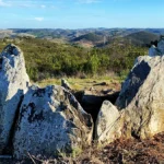 Nesta localidade no Algarve há um túmulo megalítico e quem o visitar num dia de céu limpo consegue ver Beja