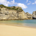 Para chegar a esta praia no Algarve tem de percorrer 4 km longe do asfalto e não há transportes públicos que o levem até lá