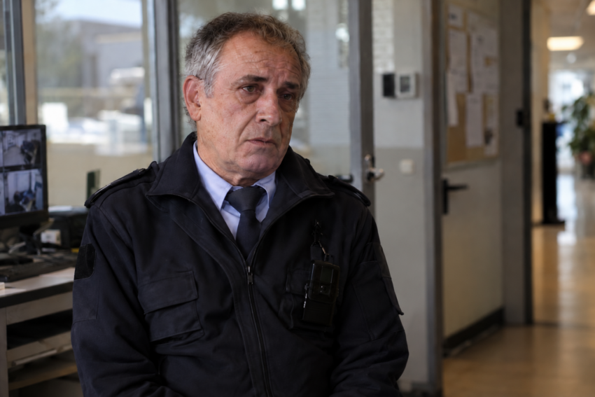 Homem a ser entrevistado. Crédito: POSTAL AI – imagem gerada por IA