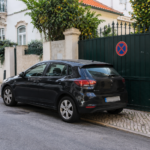 Pode colocar um sinal de “proibido estacionar” no portão de casa? Código da Estrada esclarece