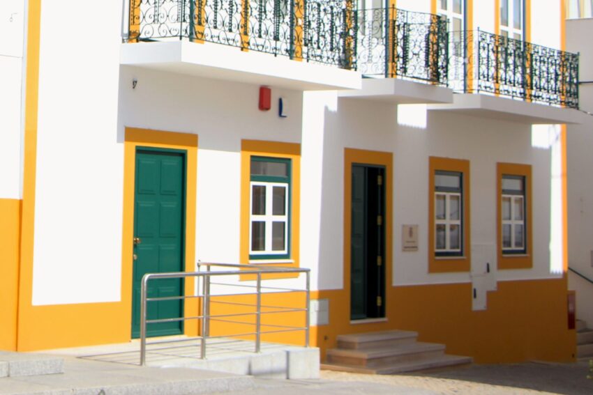 Edifício da Câmara Municipal de Alcoutim. Crédito: CMA