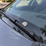 Encontrou uma moeda presa no para-brisas do carro? Saiba o que significa e como se pode proteger