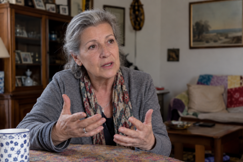 Mulher reformada conta a sua história. Crédito: Foto AI