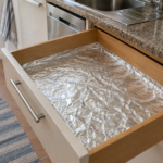 Já viu papel de alumínio nas gavetas da cozinha? Saiba para que serve e por que muitas pessoas o colocam