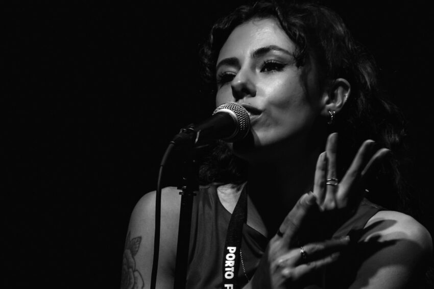 Rita Bravo, poeta de Faro e campeã nacional de poetry slam em 2025