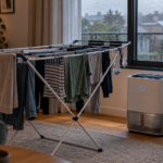 Seca roupa dentro de casa? Especialistas explicam como usar o desumidificador para acelerar a secagem