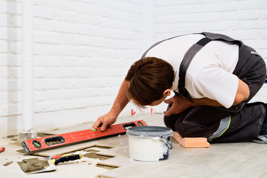 Homem a fazer obras. Crédito: Magnific