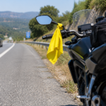 Já viu um pano amarelo numa mota na berma da estrada? Saiba o que significa e o que deve fazer