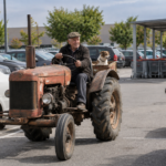 Reformado de 73 anos está sem carro e usa um trator de 1964 para ir às compras: “Sou pobre, mas sou feliz”