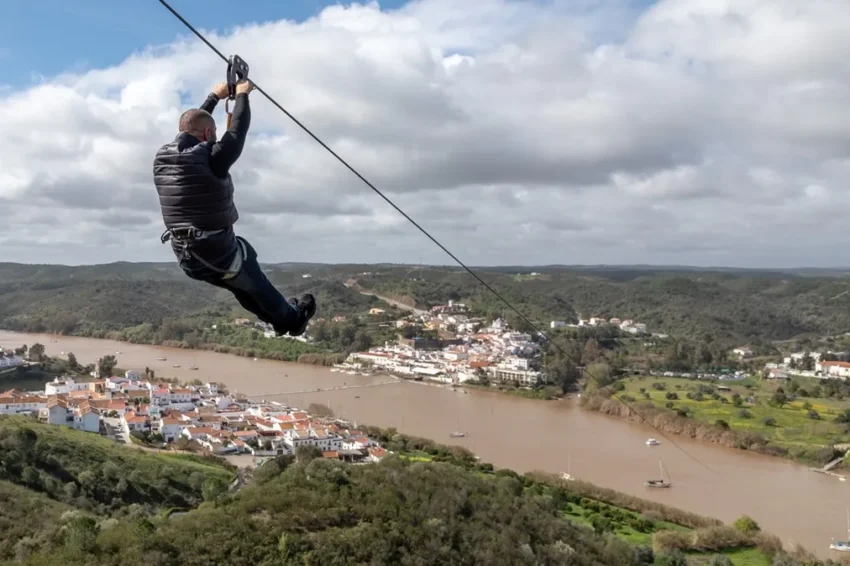 Tirolesa que liga Salúncar a Alcoutim.