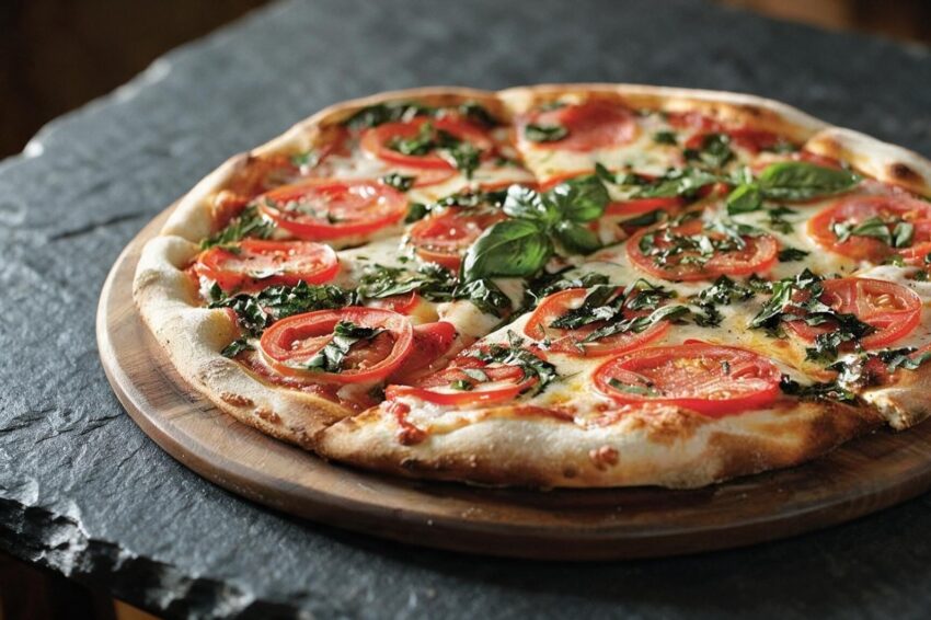 Pizza com manjericão.