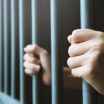 Recluso espancado durante dois dias e violado com pau de vassoura na cadeia de Faro: relatório denuncia alegada omissão de auxílio